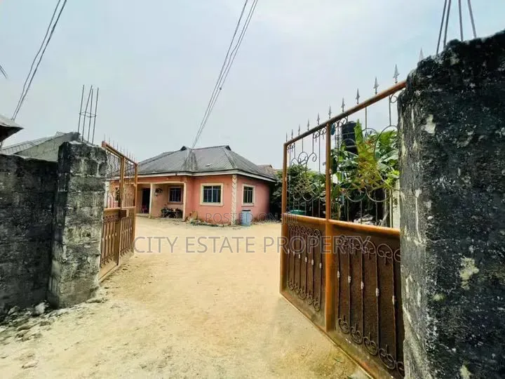6bdrm Bungalow in Apu Road, Obio-Akpor for sale