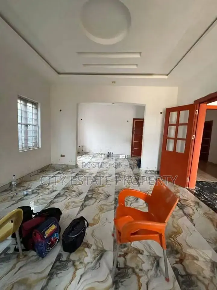 6bdrm Bungalow in Apu Road, Obio-Akpor for sale