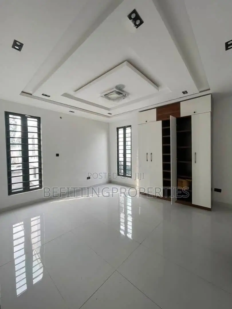 5bdrm Duplex in Ikota for sale