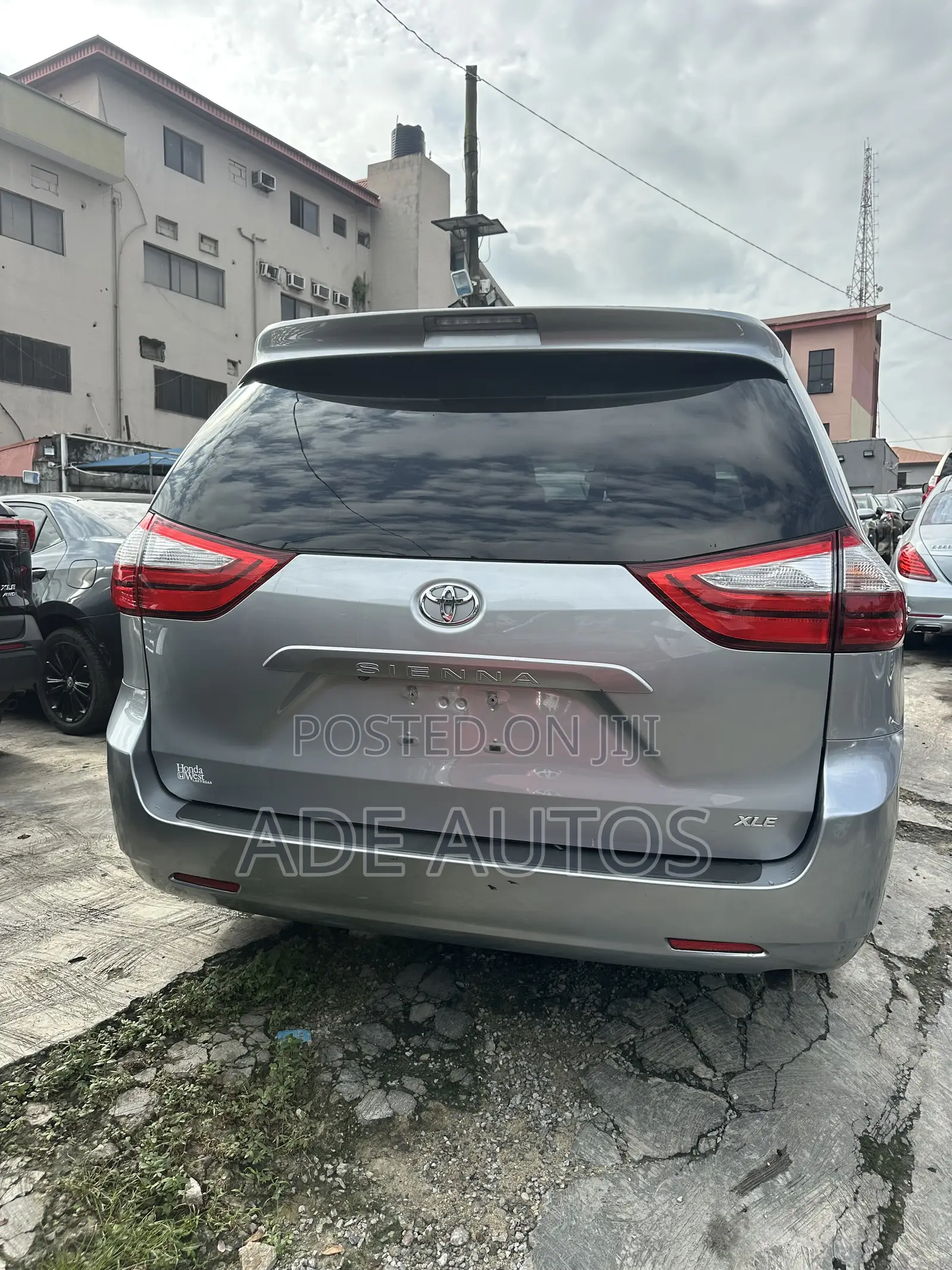 Toyota Sienna XLE 8-Passenger 4dr Minivan (3.5L 6cyl 6A) 2015 Gray