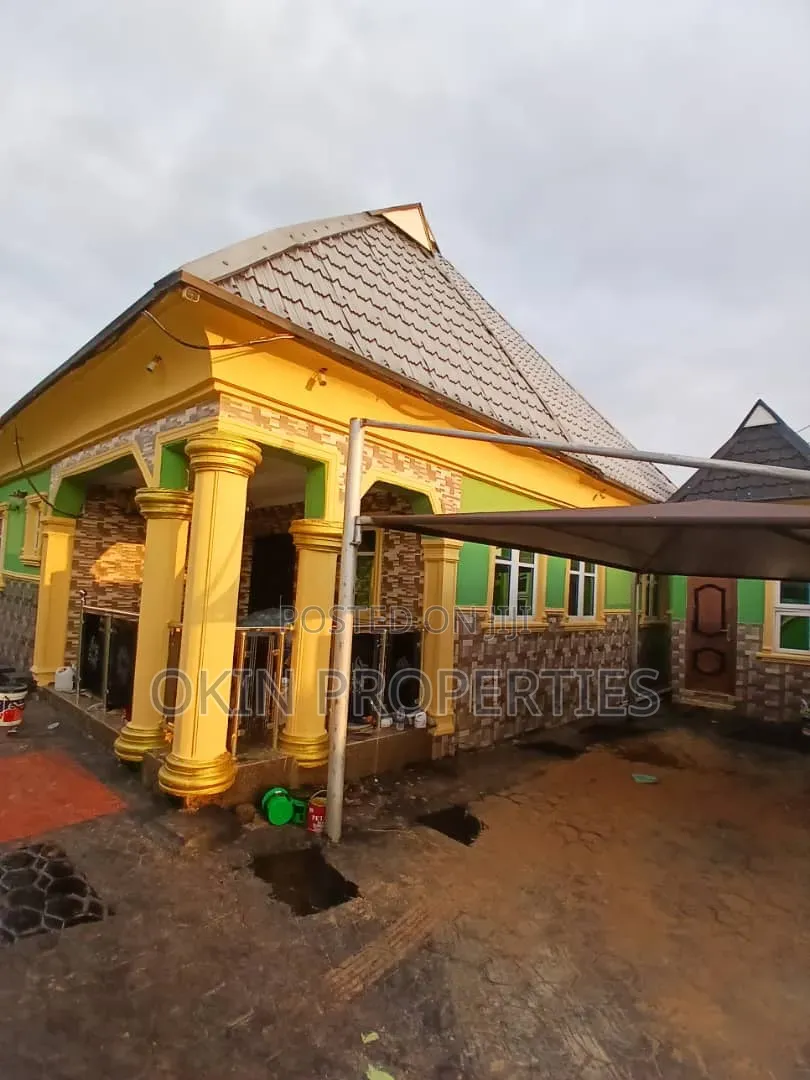 3bdrm Chalet in Aberesise Estate, Osogbo for sale