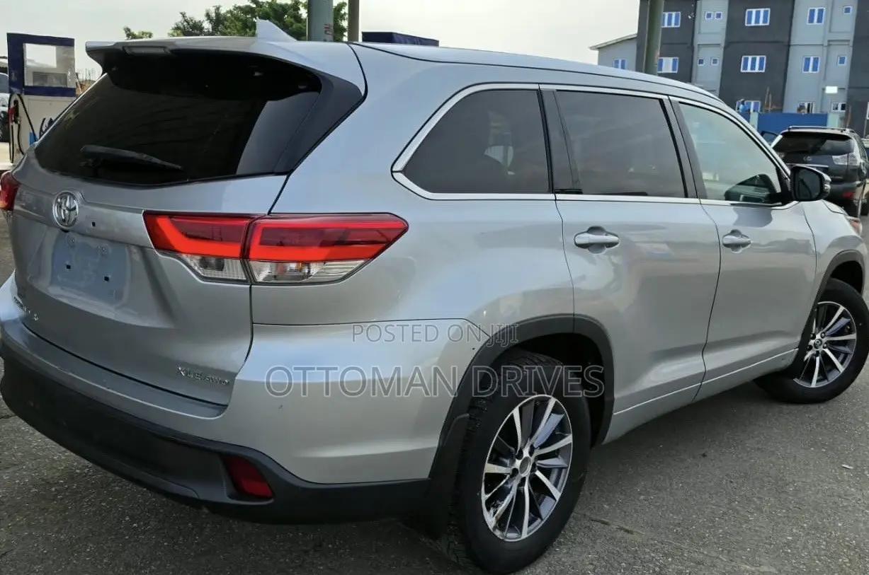 Toyota Highlander XLE 4x2 V6 (3.5L 6cyl 8A) 2018 Silver