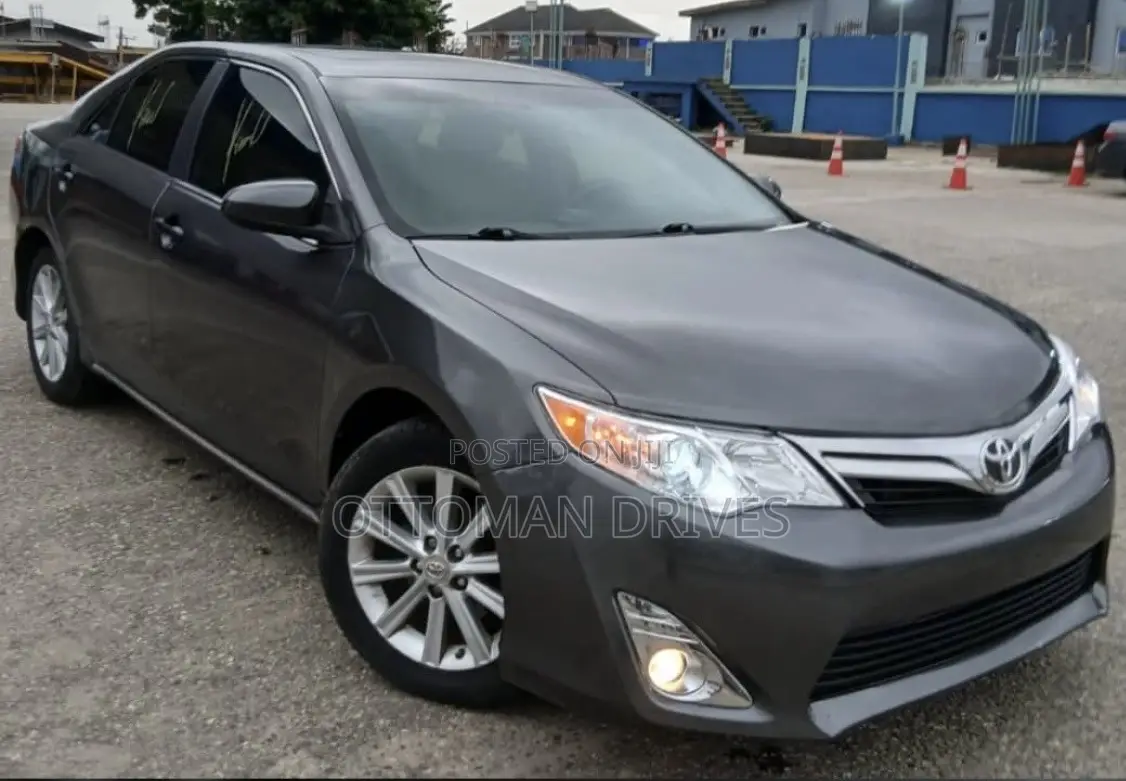 Toyota Camry XLE 4dr Sedan (2.5L 4cyl 6A) 2012 Gray