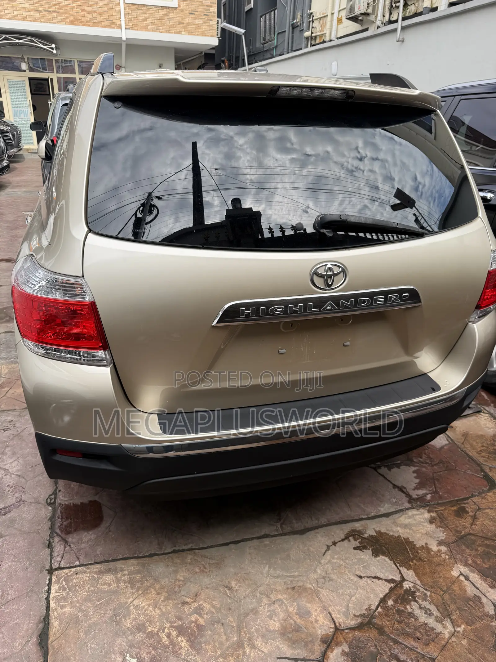 Toyota Highlander Limited 2011 Gold