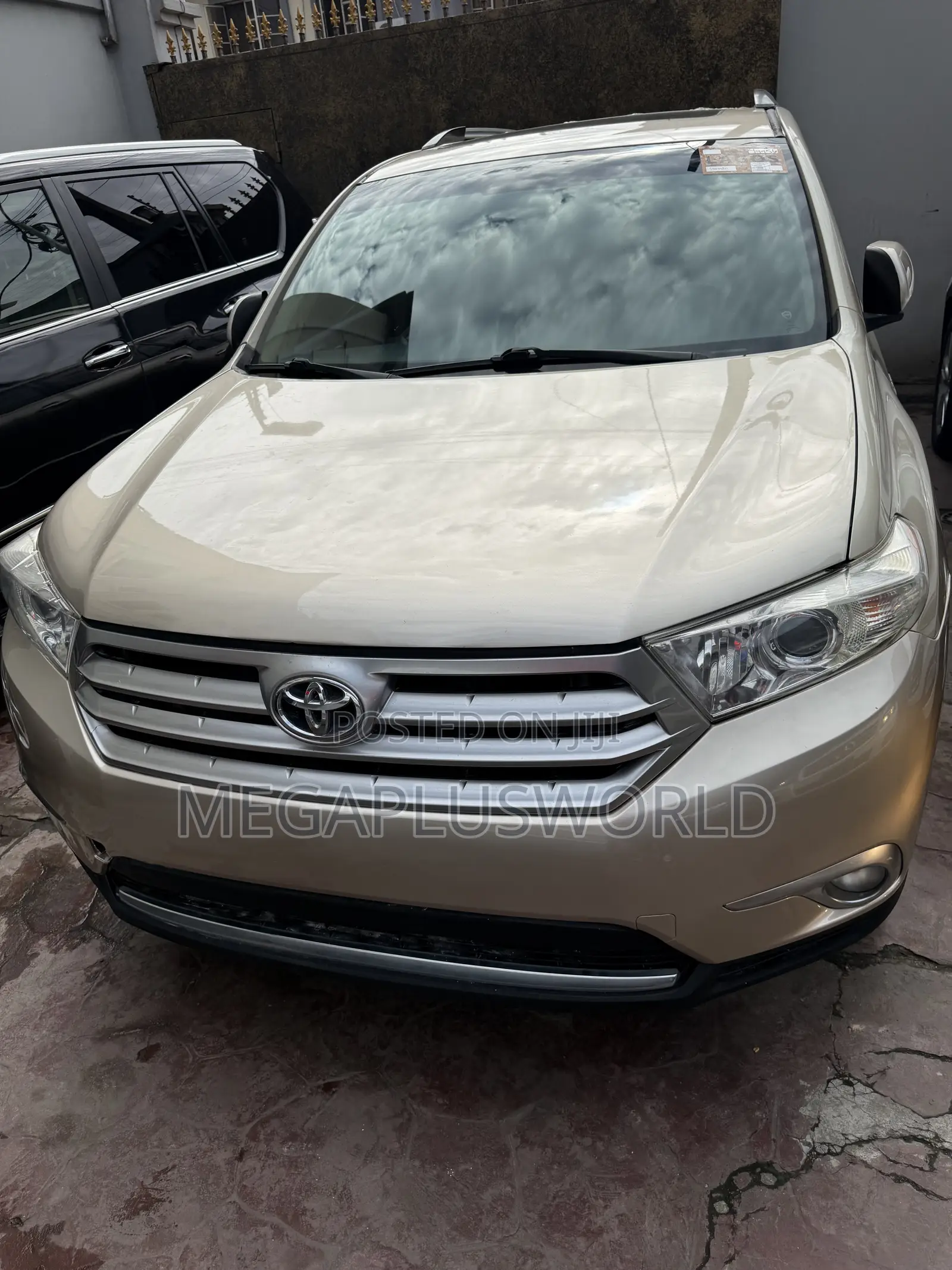 Toyota Highlander Limited 2011 Gold