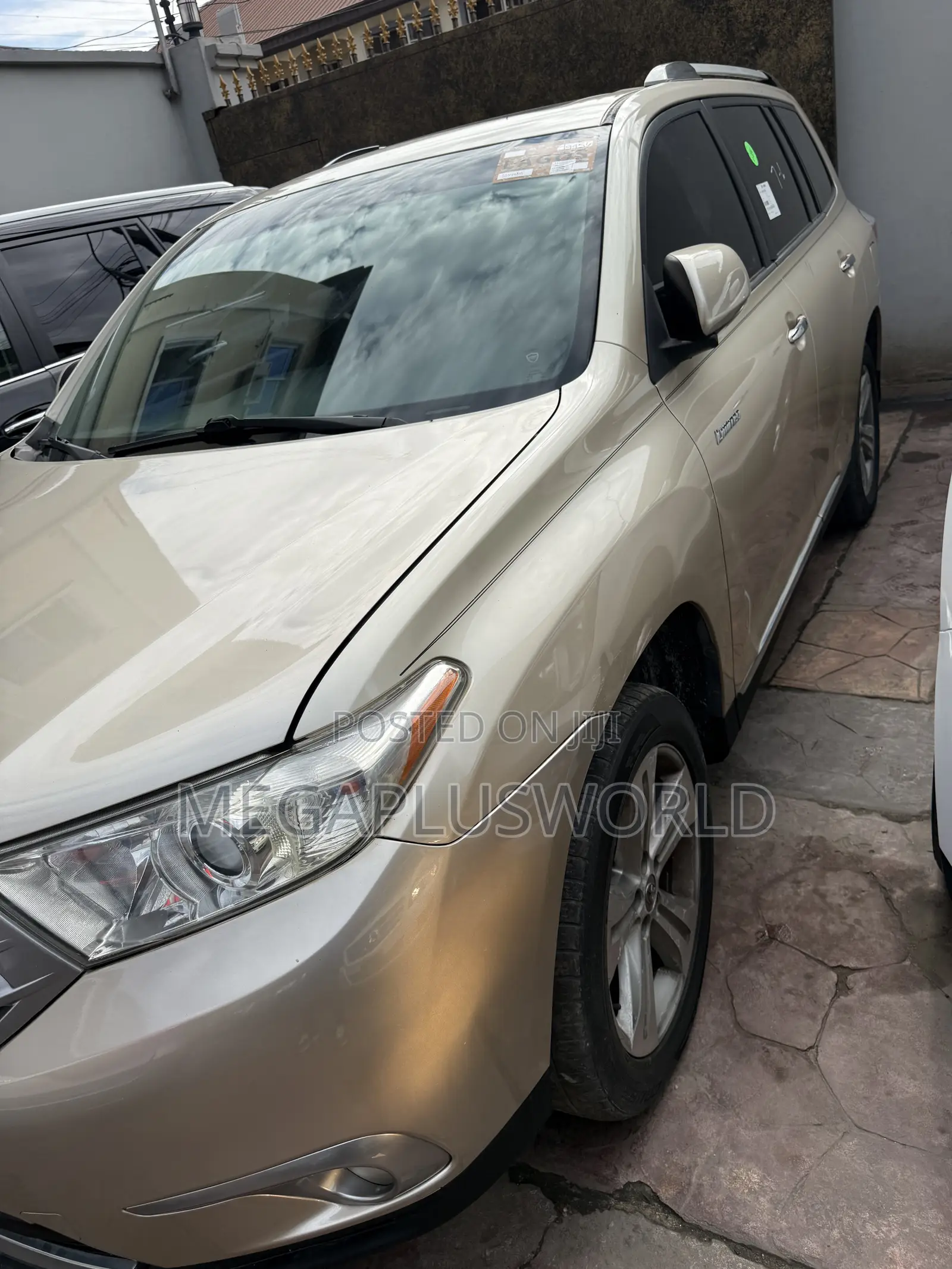 Toyota Highlander Limited 2011 Gold
