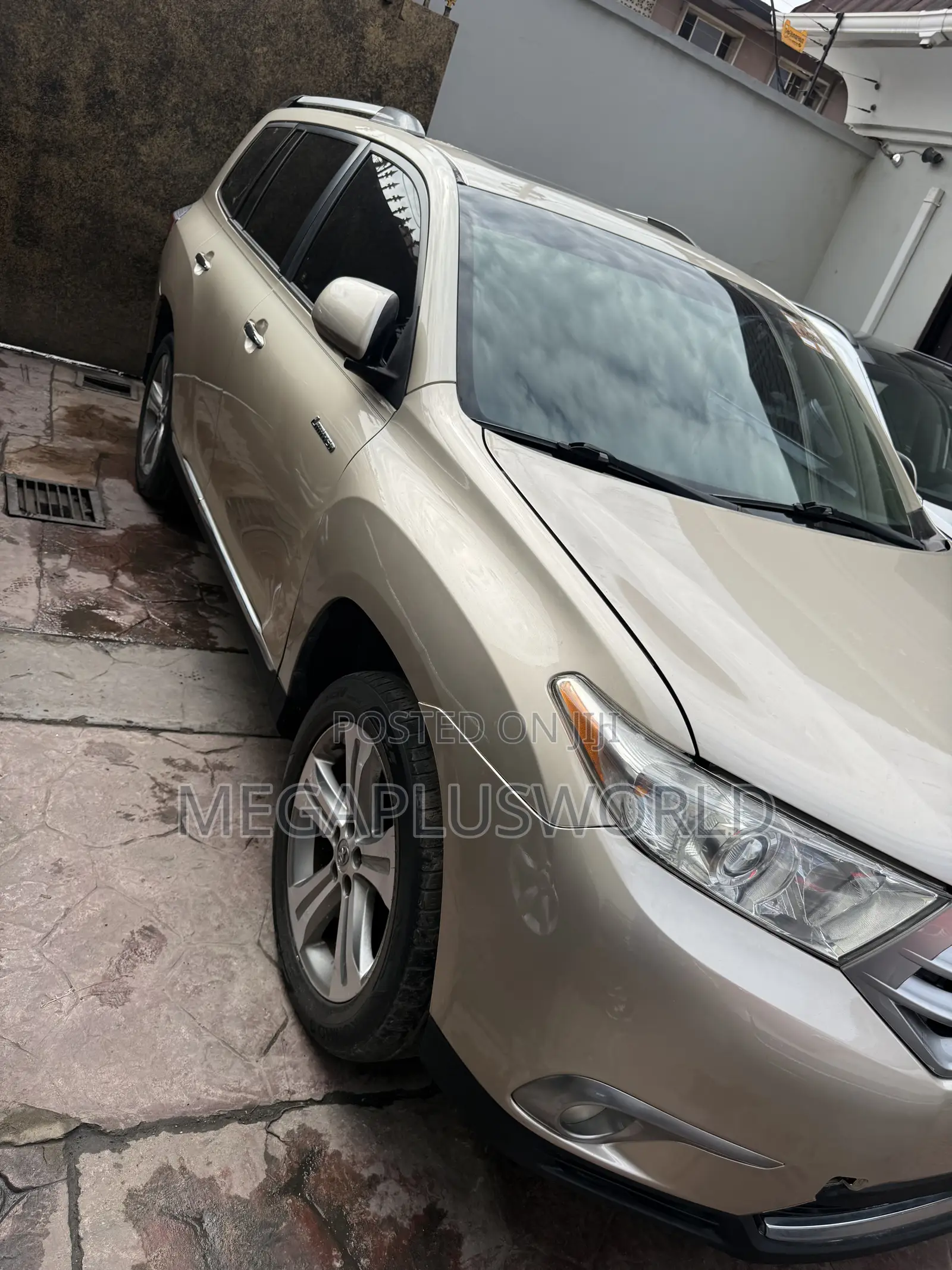 Toyota Highlander Limited 2011 Gold
