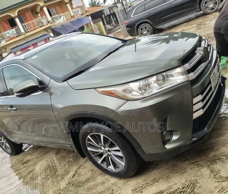 Toyota Highlander XLE 4x2 V6 (3.5L 6cyl 8A) 2018 Green