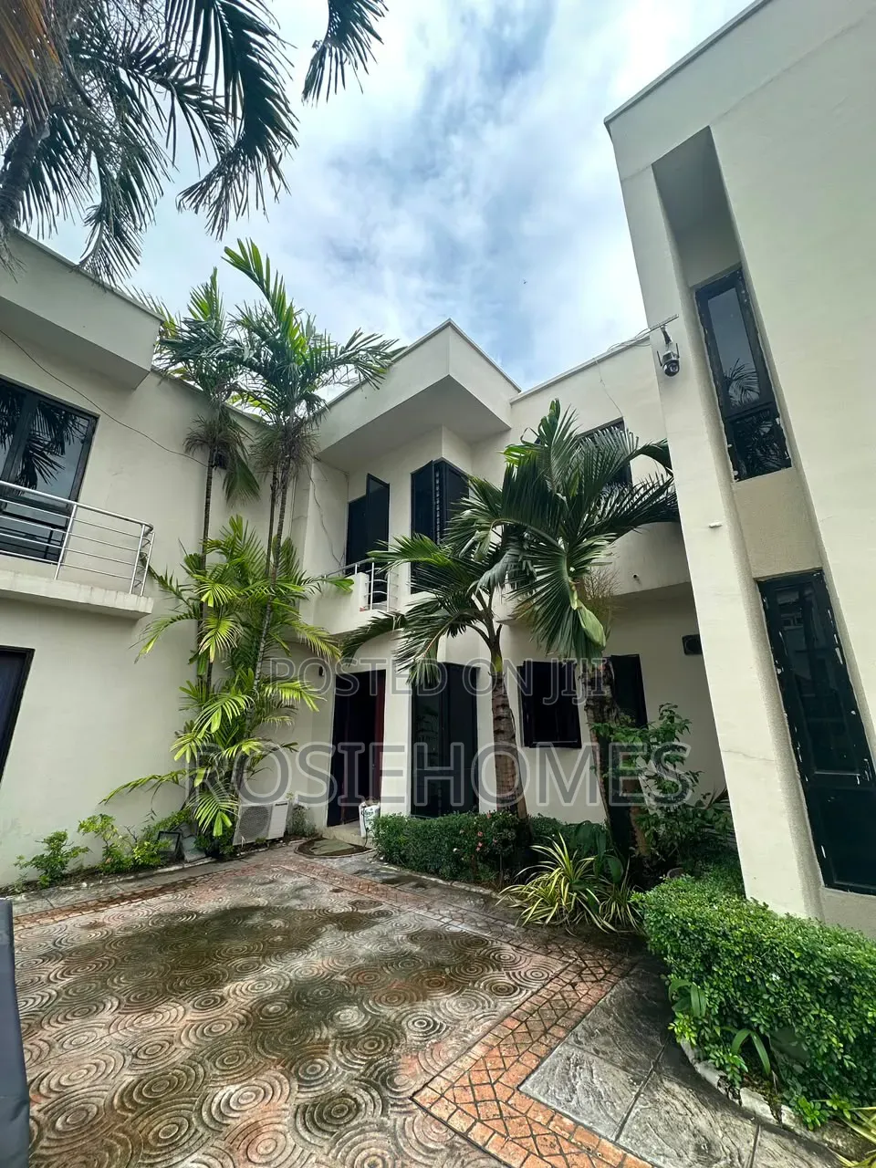 4bdrm Duplex in Banana Island for rent
