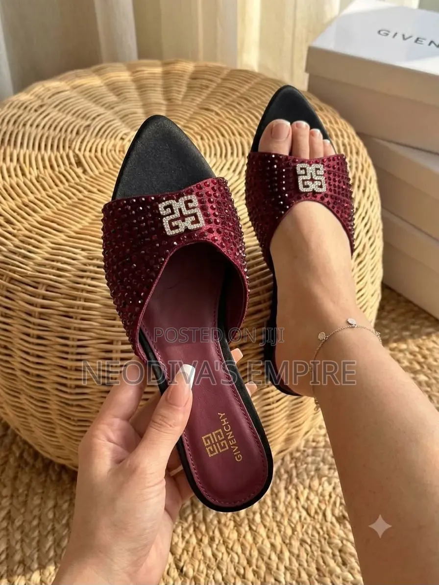 Elegant Woman Open Toe Flat Slippers