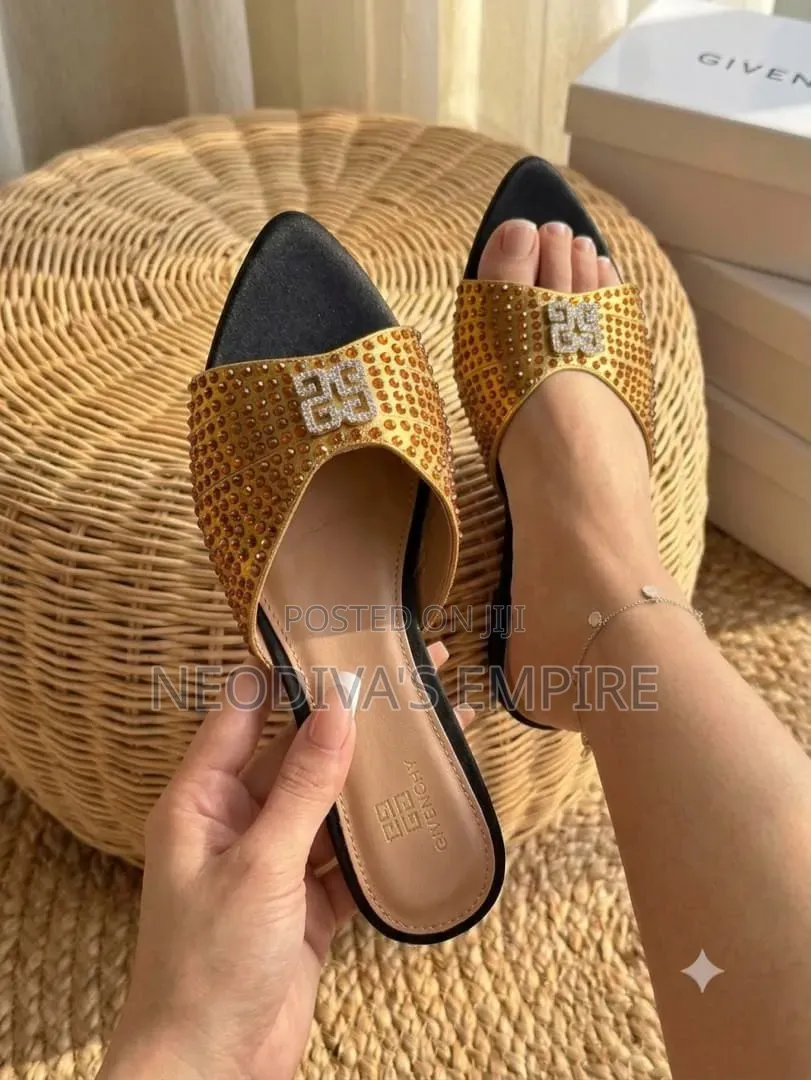 Elegant Woman Open Toe Flat Slippers