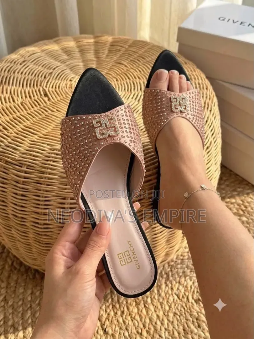 Elegant Woman Open Toe Flat Slippers