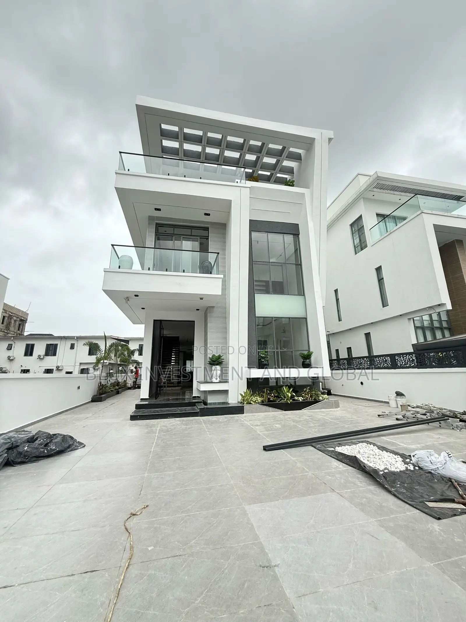 5bdrm Duplex in Off Plantinum Way for sale