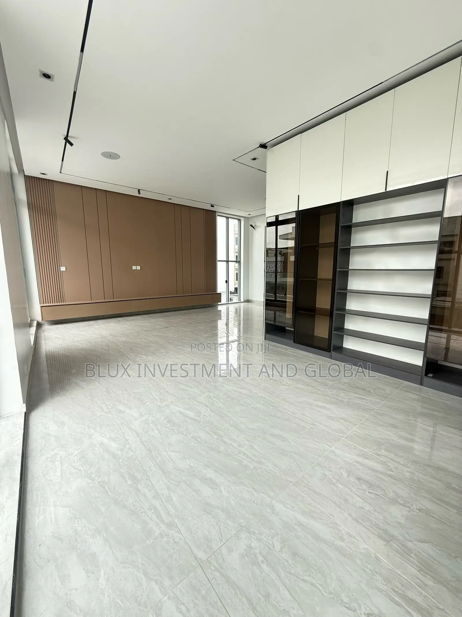 5bdrm Duplex in Off Plantinum Way for sale