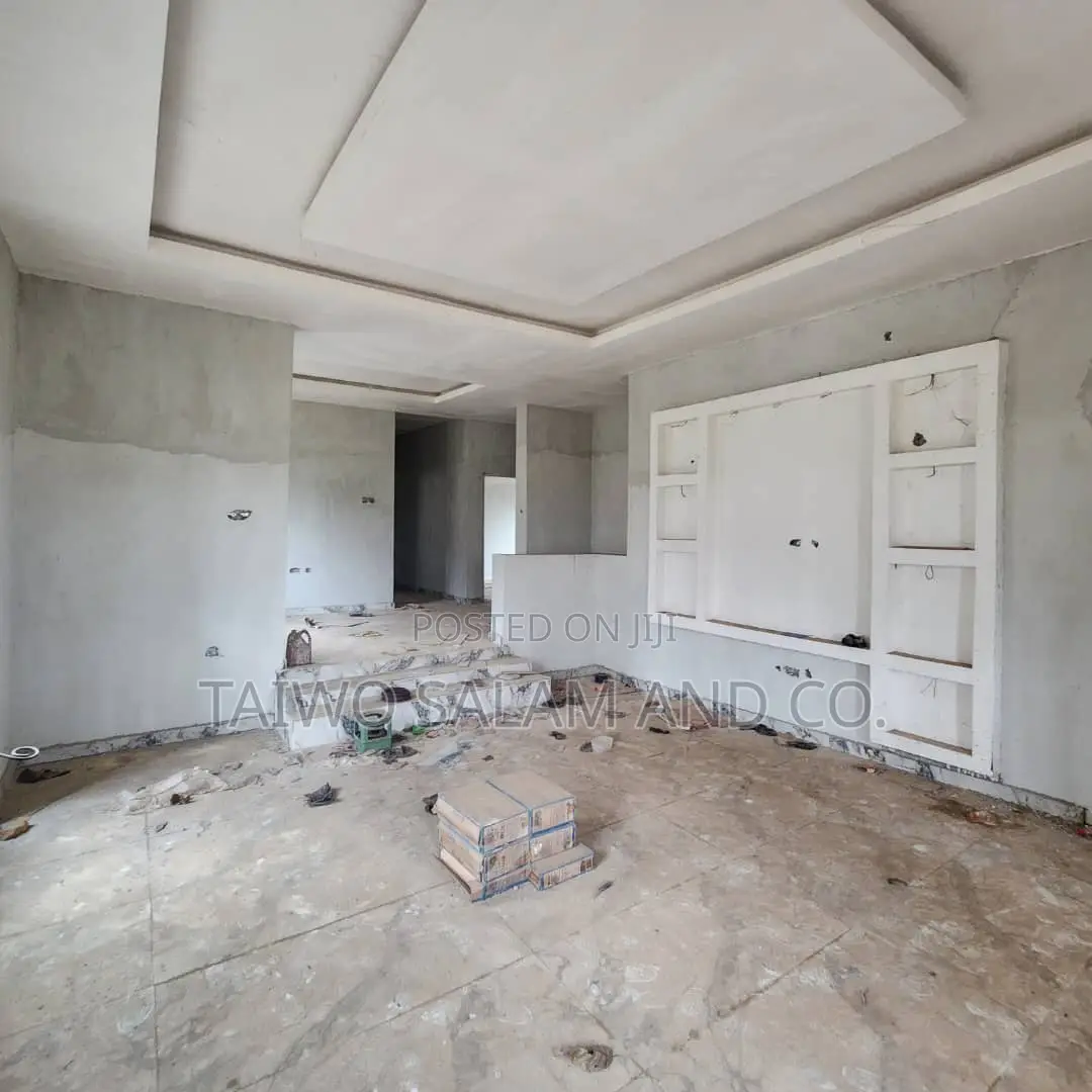 4bdrm Bungalow in Ologuneru for sale