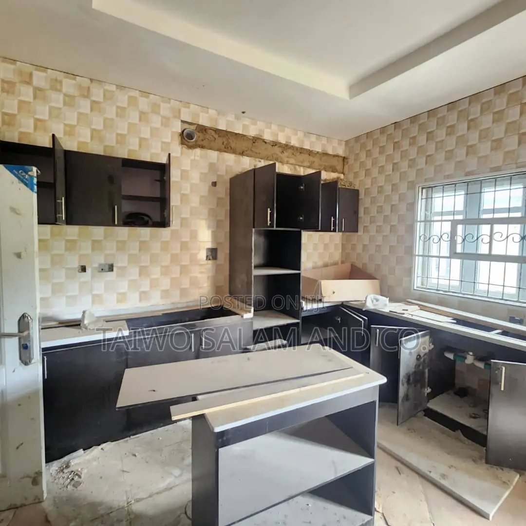 4bdrm Bungalow in Ologuneru for sale
