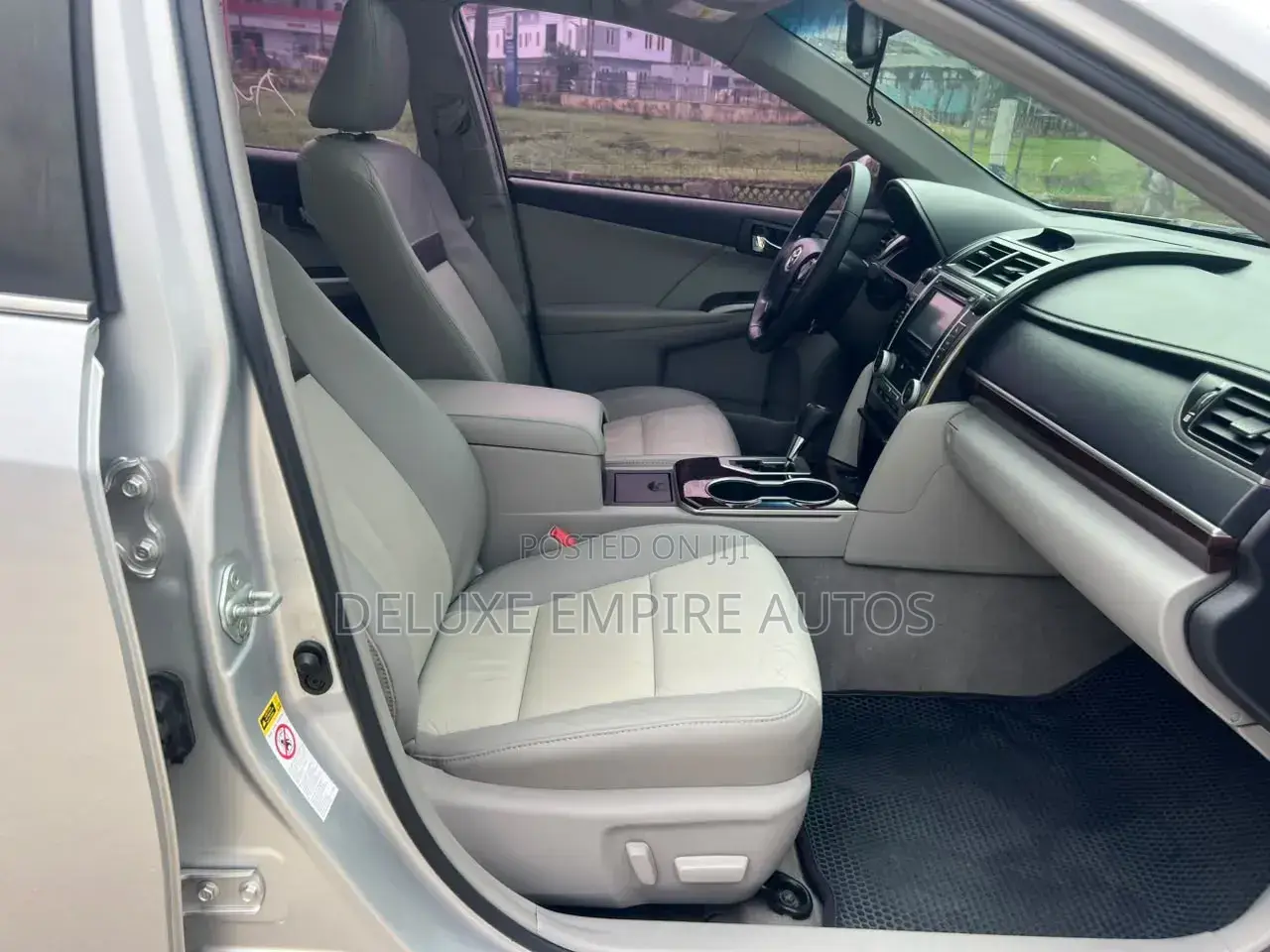 Toyota Camry XLE 4dr Sedan w/Prod. End 11/13 (2.5L 4cyl 6A) 2014 Silver
