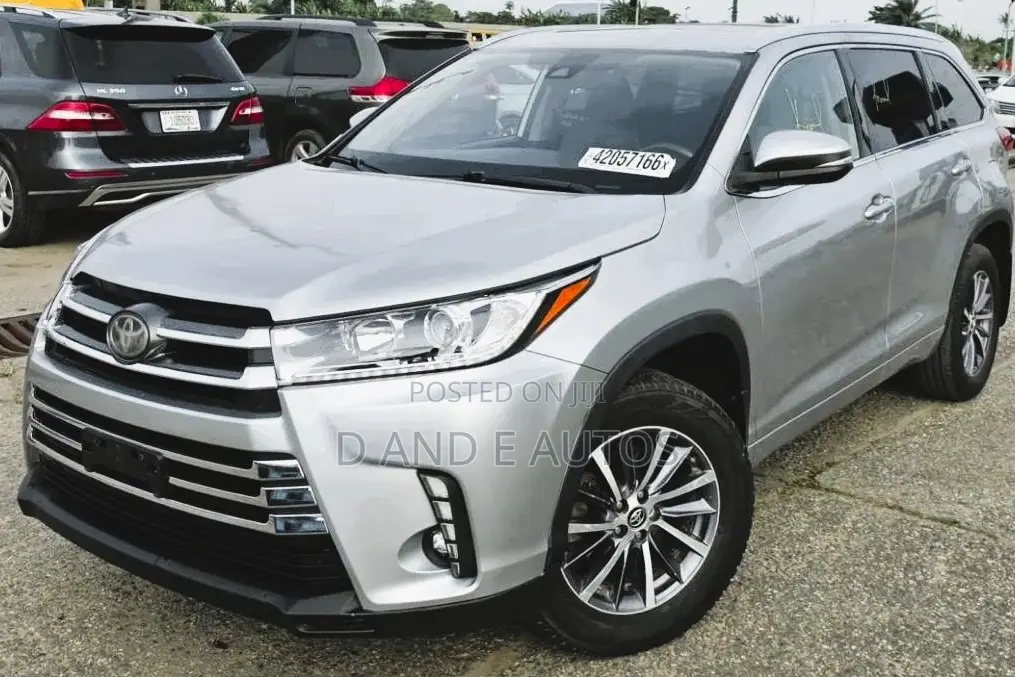 Toyota Highlander XLE 4x4 V6 (3.5L 6cyl 8A) 2018 Silver