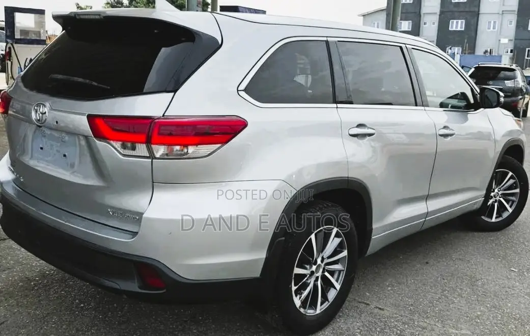 Toyota Highlander XLE 4x4 V6 (3.5L 6cyl 8A) 2018 Silver