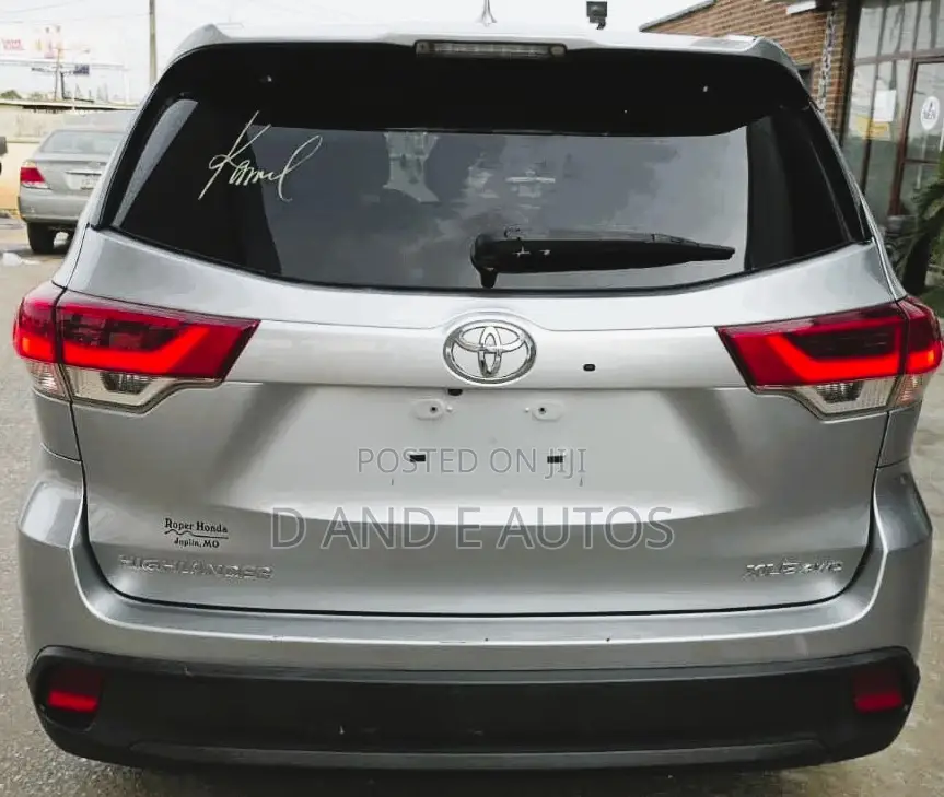 Toyota Highlander XLE 4x4 V6 (3.5L 6cyl 8A) 2018 Silver