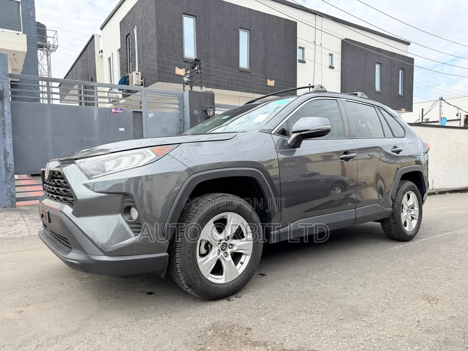 Toyota RAV4 XLE 2021 Gray