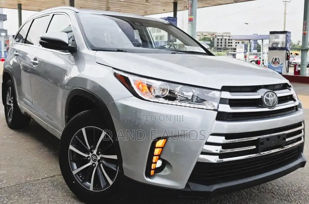 Toyota Highlander XLE 4x4 V6 (3.5L 6cyl 8A) 2018 Silver