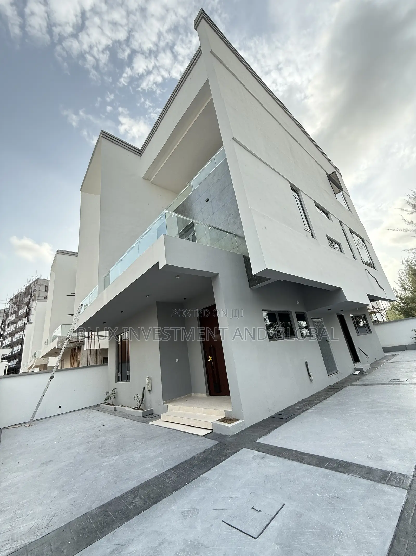 5bdrm Villa in An Access Code, Lekki Phase 1 for sale