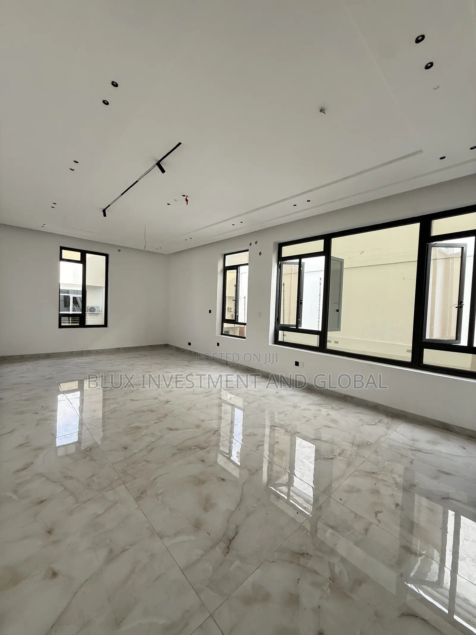 5bdrm Villa in An Access Code, Lekki Phase 1 for sale