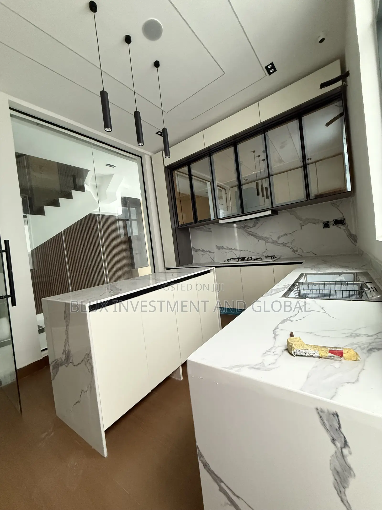 4bdrm Duplex in Chevron for sale