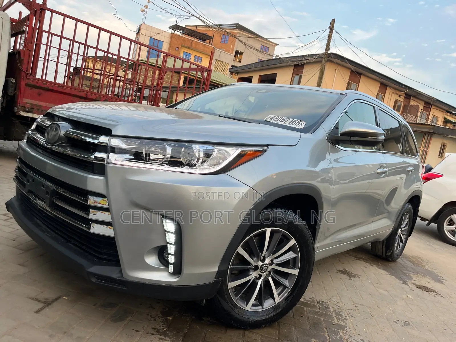 Toyota Highlander XLE 4x4 V6 (3.5L 6cyl 8A) 2018 Silver