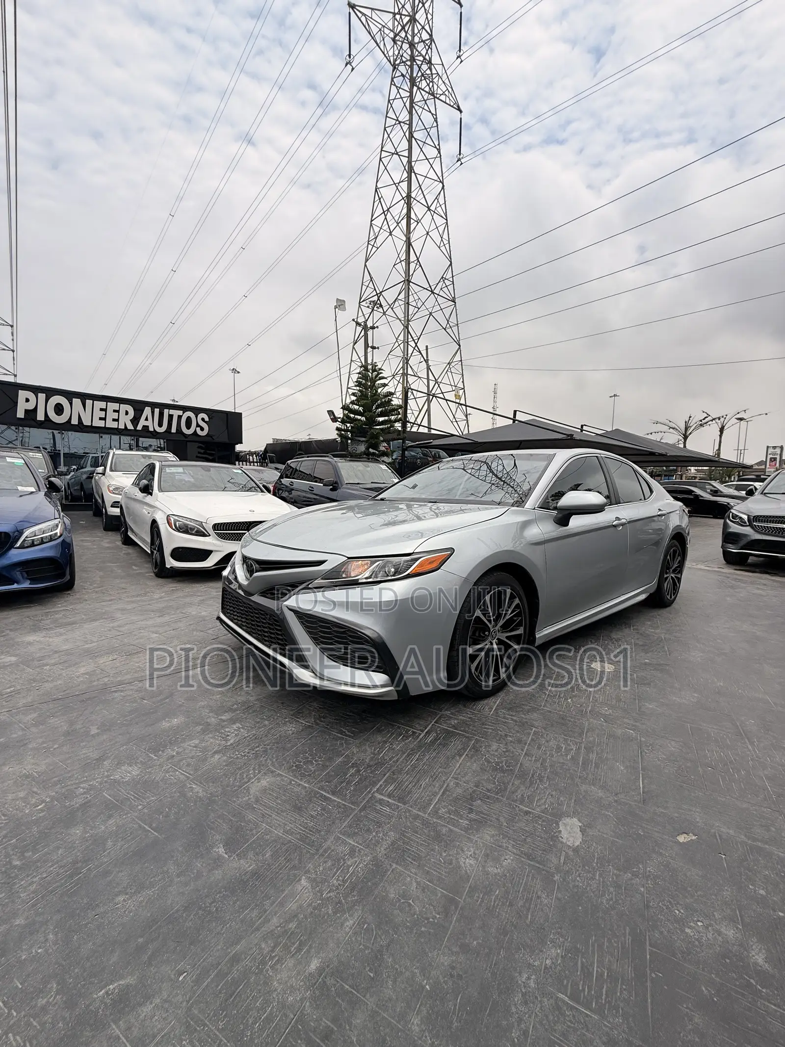Toyota Camry SE FWD 2020 Silver