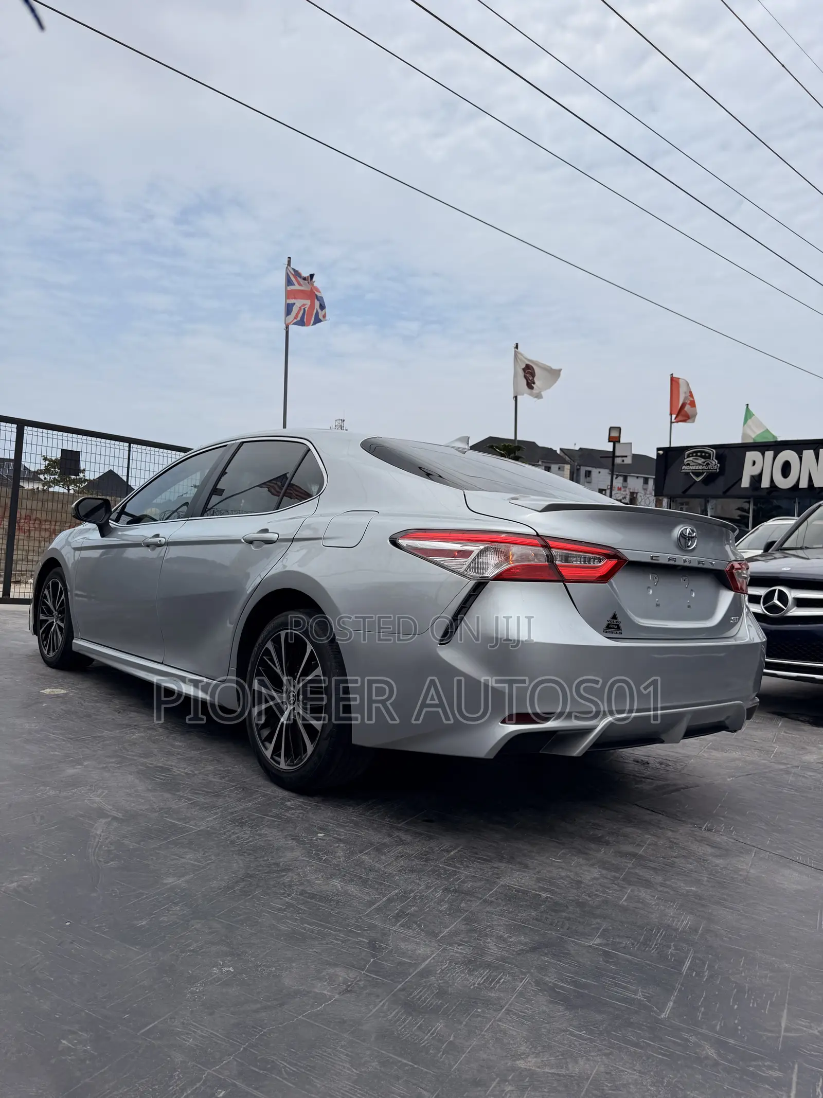 Toyota Camry SE FWD 2020 Silver