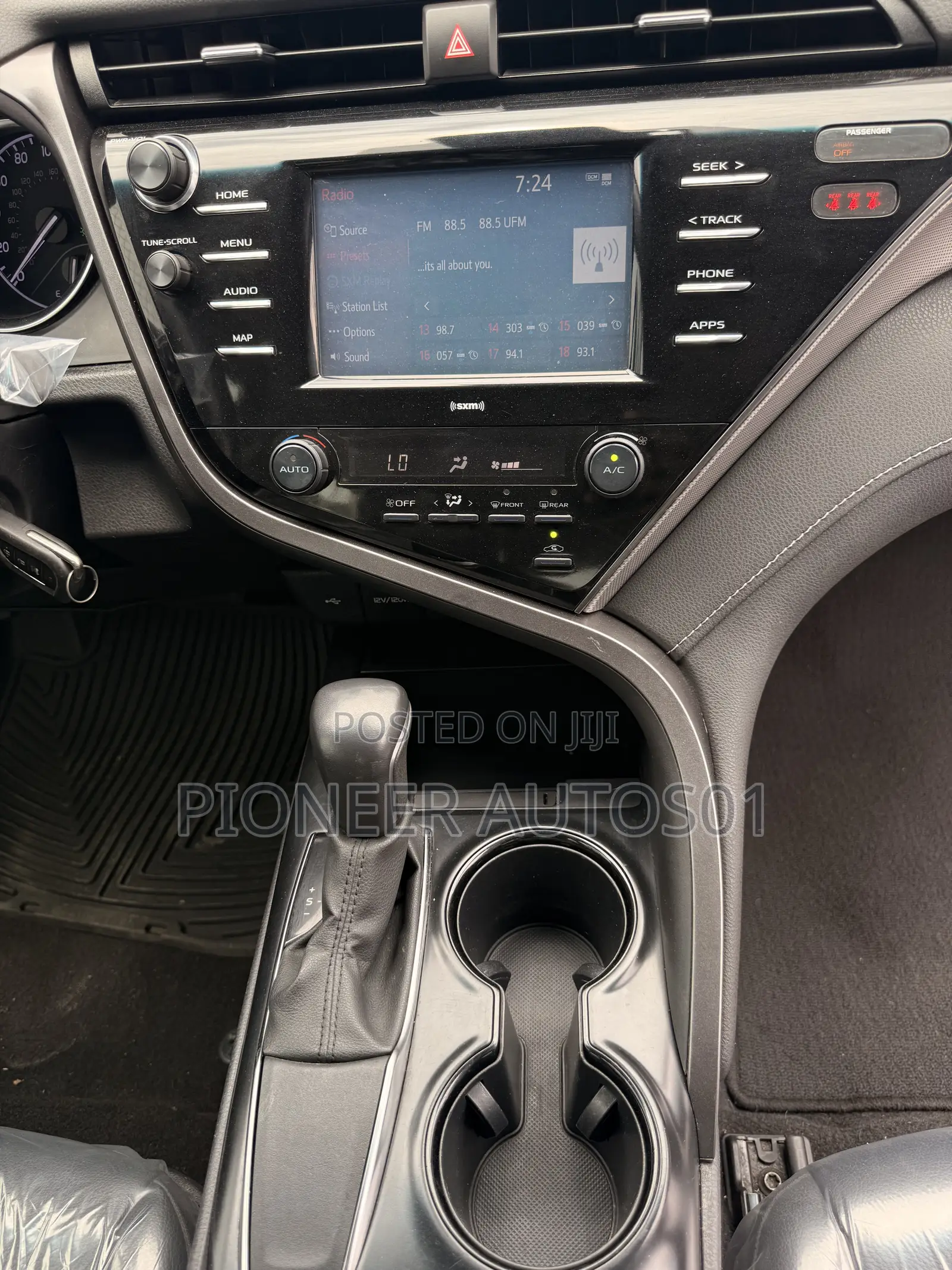 Toyota Camry SE FWD 2020 Silver