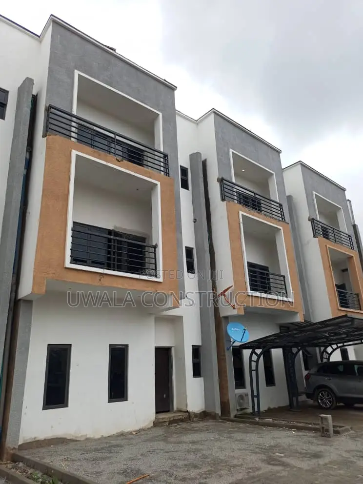 4bdrm Duplex in Central Business District for sale
