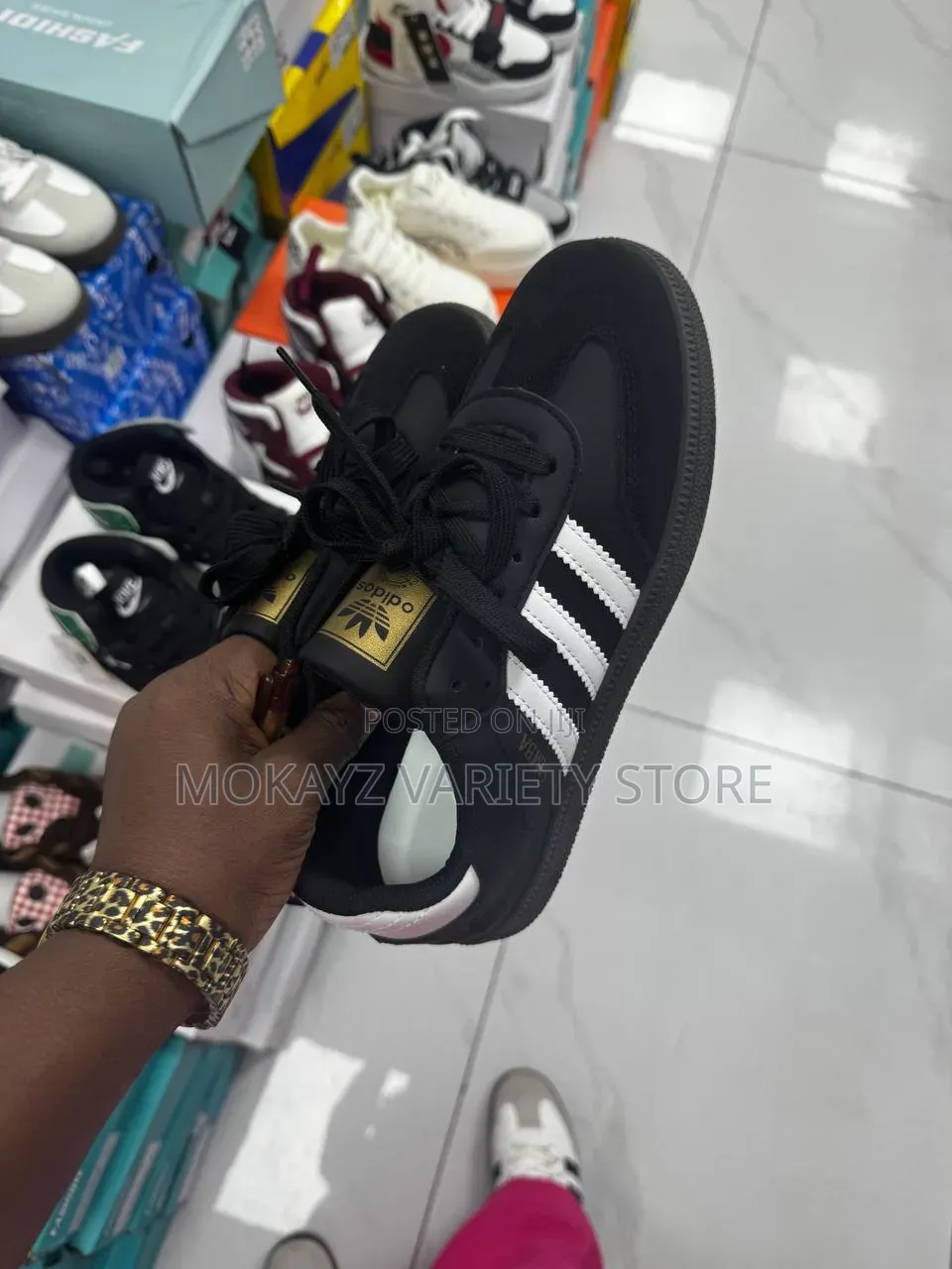 Quality Designer Adult Sneakers Comes in a Box
(Size:38-44)