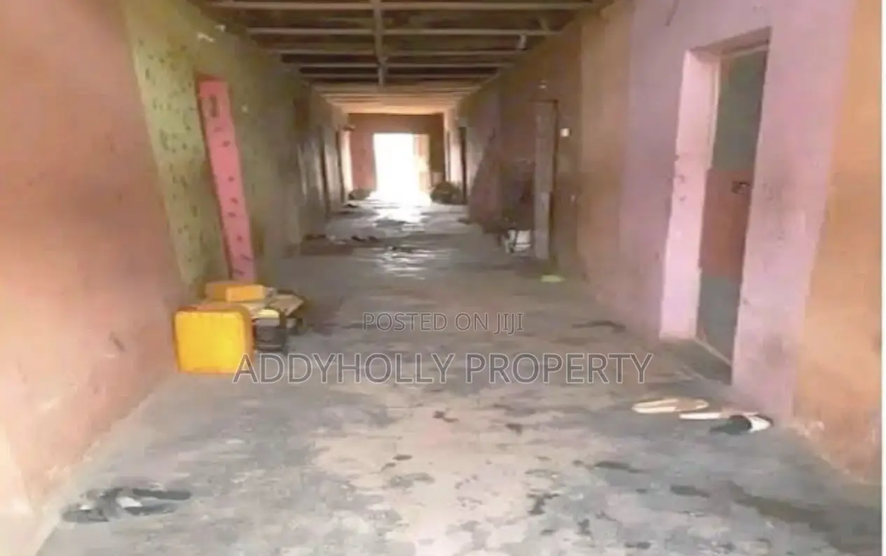 10bdrm Bungalow in Ogombo for sale