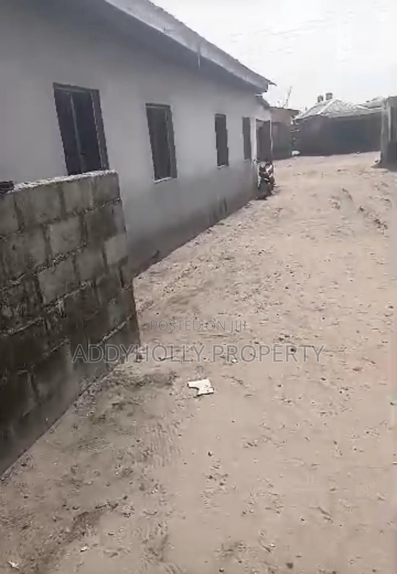 10bdrm Bungalow in Ogombo for sale