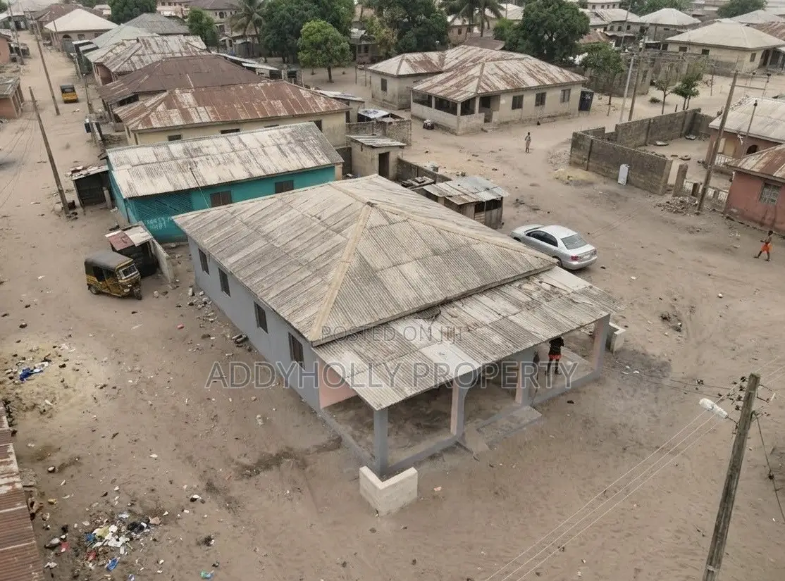 10bdrm Bungalow in Ogombo for sale
