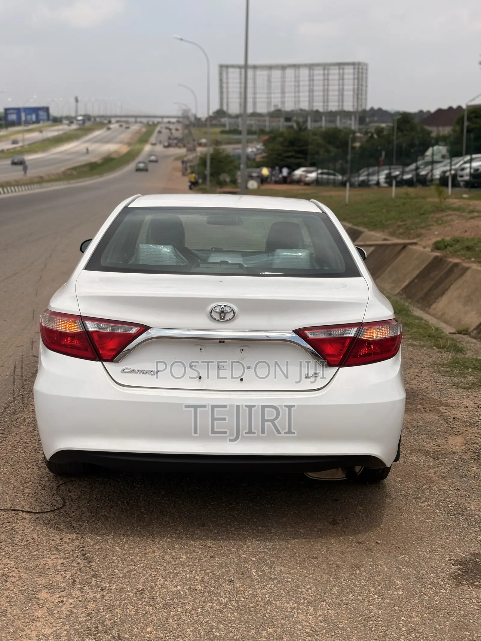 Toyota Camry LE 4dr Sedan (2.5L 4cyl 6A) 2016 White