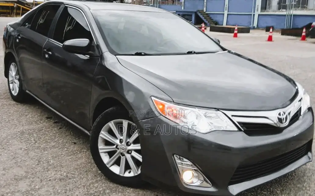 Toyota Camry XLE V6 4dr Sedan (3.5L 6cyl 6A) 2012 Gray