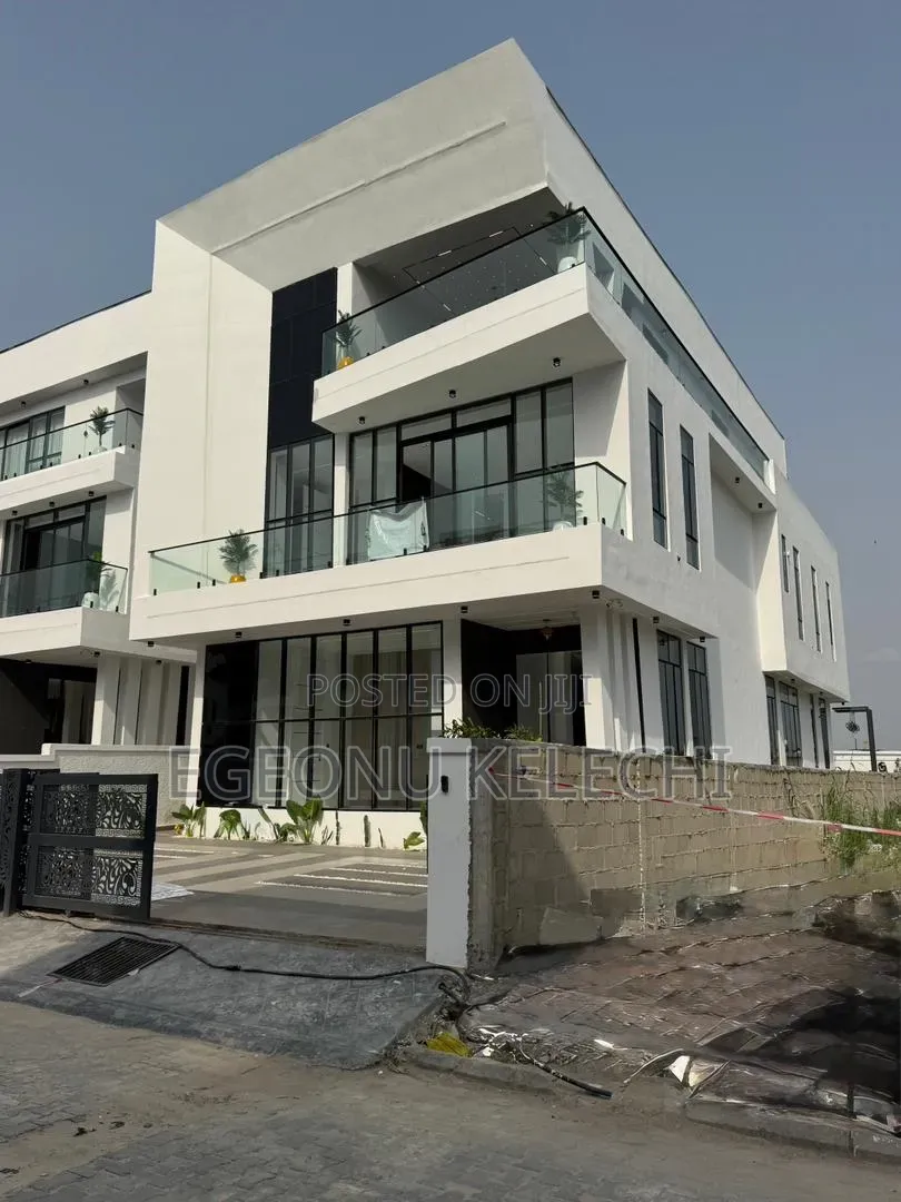 6bdrm Duplex in Chevron for sale
