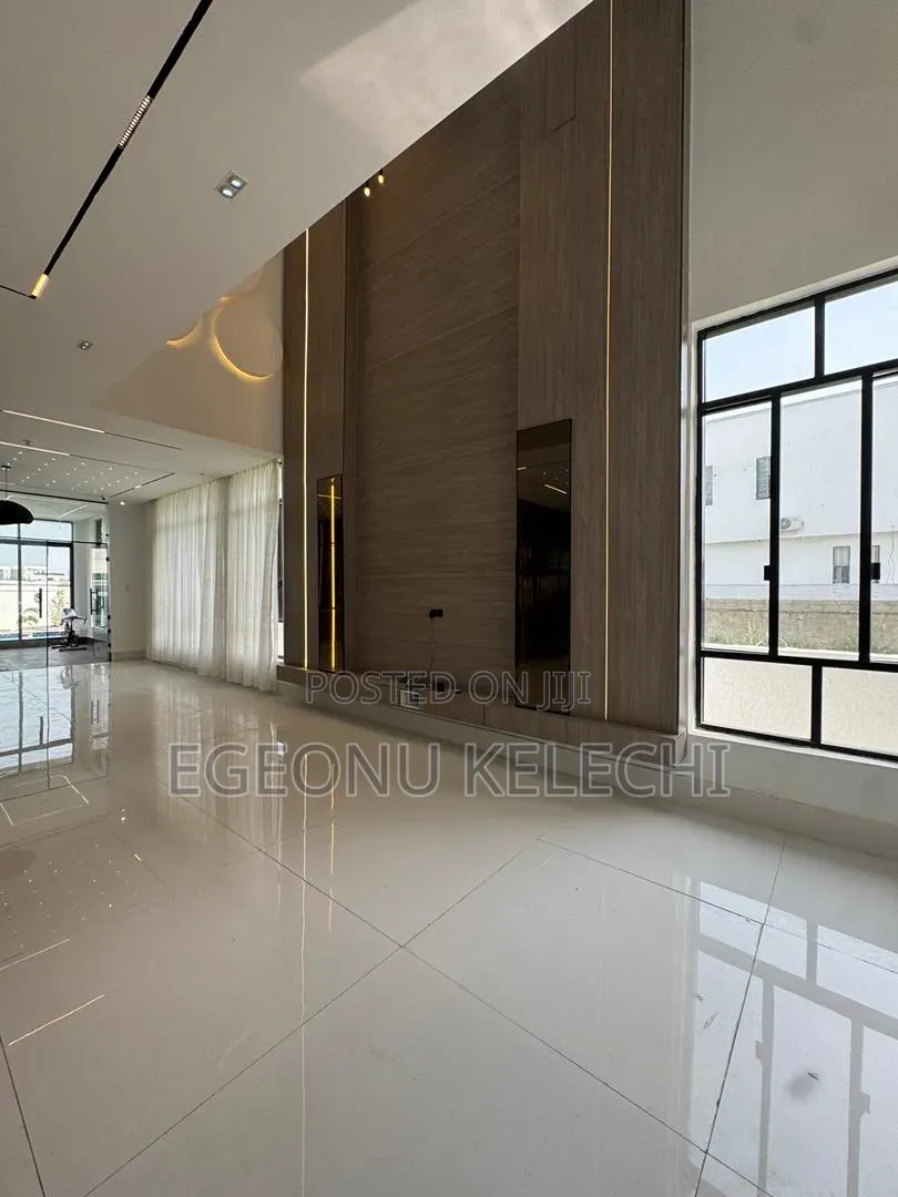6bdrm Duplex in Chevron for sale