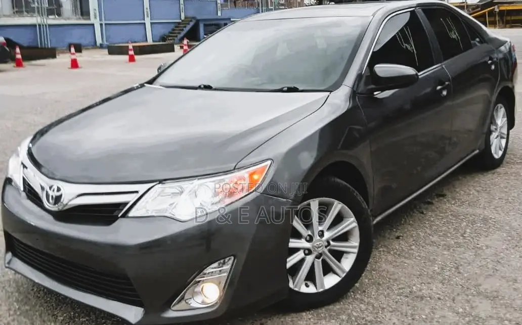Toyota Camry XLE V6 4dr Sedan (3.5L 6cyl 6A) 2012 Gray