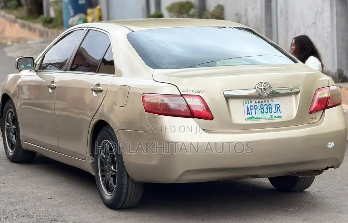 Toyota Camry LE 4dr Sedan (2.4L 4cyl 5A) 2009 Gold
