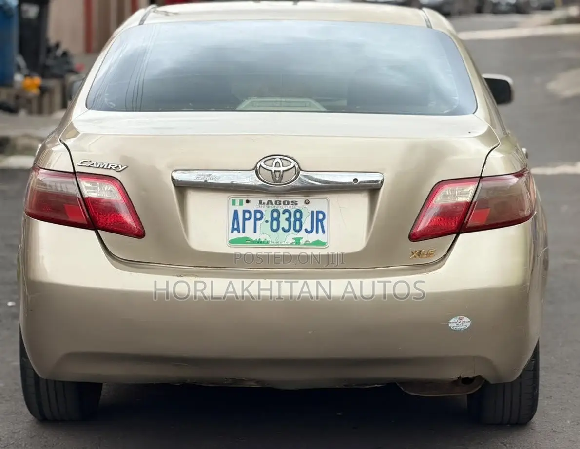 Toyota Camry LE 4dr Sedan (2.4L 4cyl 5A) 2009 Gold
