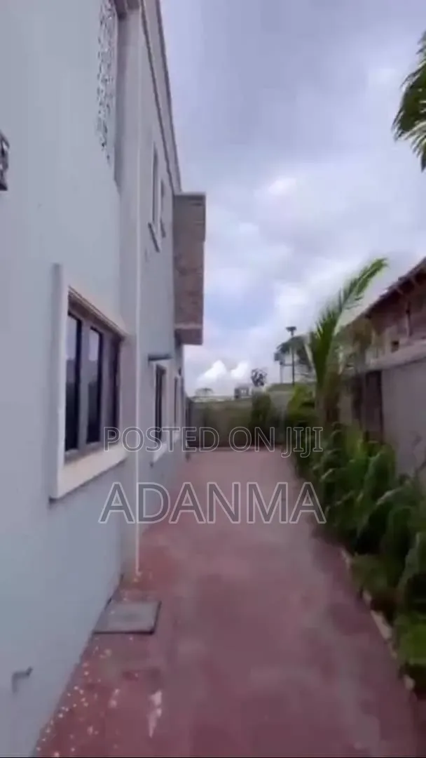 5bdrm Duplex in Sabon Lugbe for sale