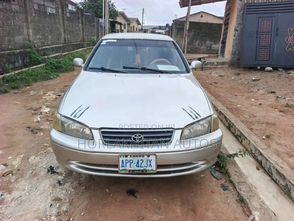 Toyota Camry LE 4dr Sedan (2.4L 4cyl 5M) 2002 Gold