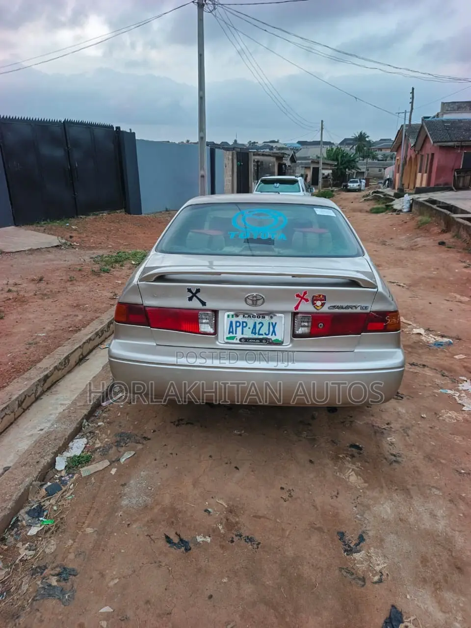 Toyota Camry LE 4dr Sedan (2.4L 4cyl 5M) 2002 Gold