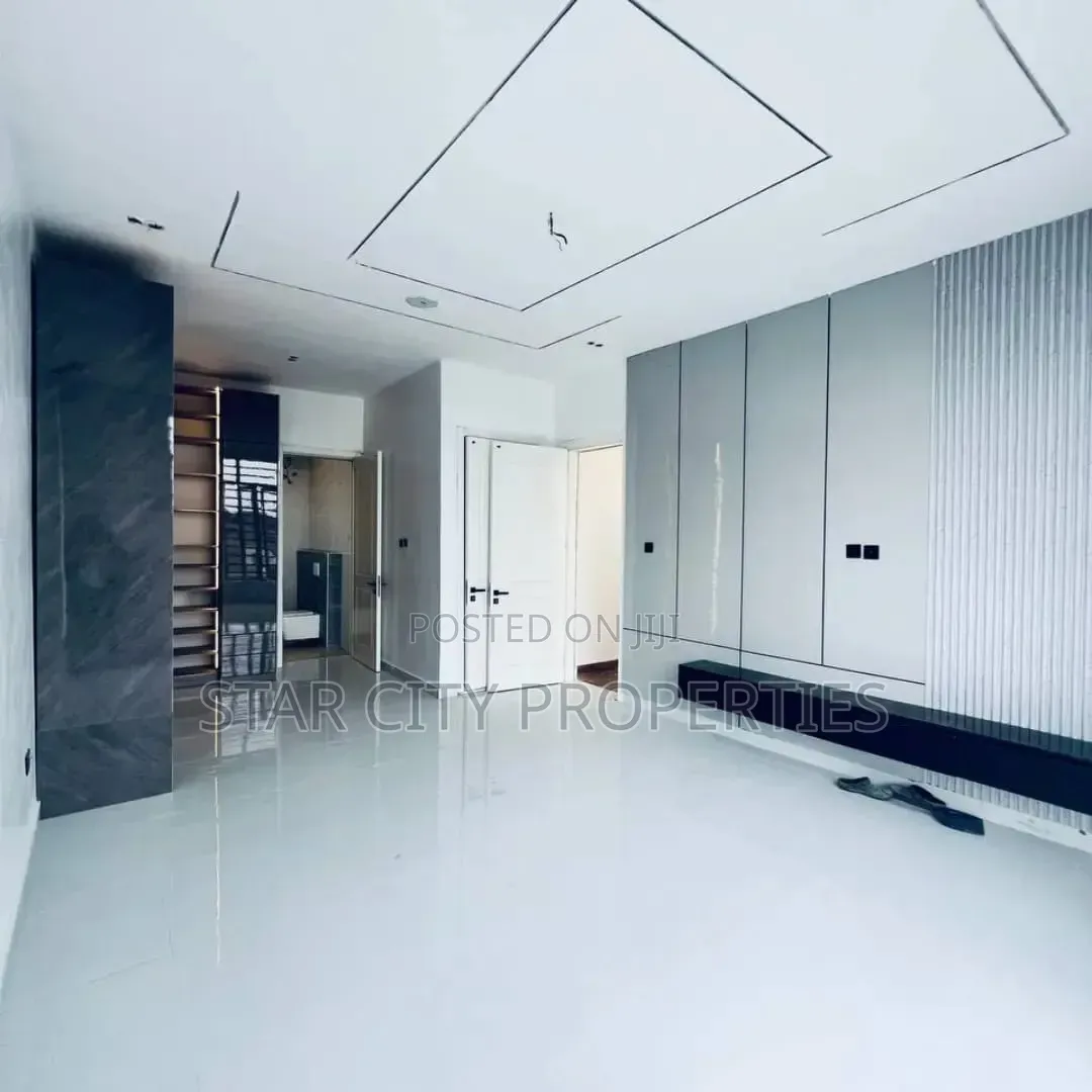 5bdrm Duplex in Chevron for sale