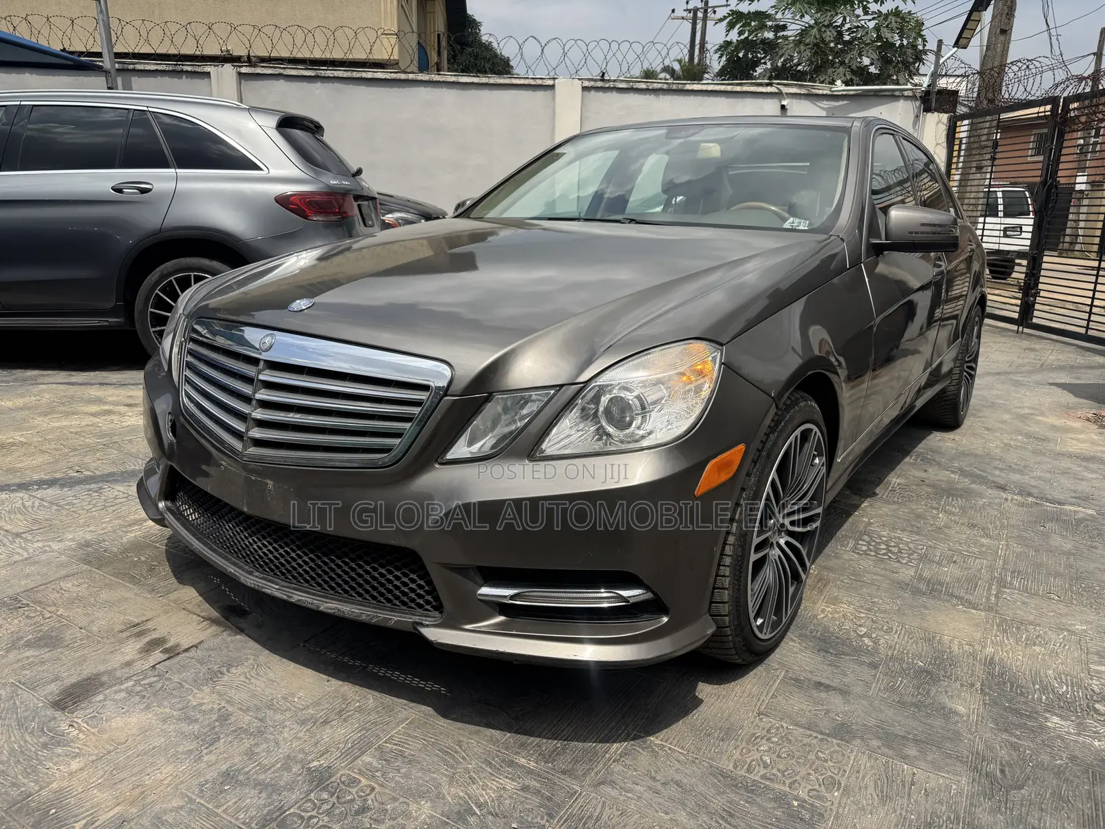 Mercedes-Benz E350 Base 4Matic Sedan AWD (3.5L 6cyl 7A) 2011 Brown
